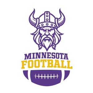 Può includere: Un logo di Minnesota Football viola e oro con una testa di vichingo con corna sopra il testo "MINNESOTA FOOTBALL" e una grafica di pallone da football. Il logo è su sfondo bianco.