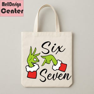 Pu&ograve; includere: Una borsa tote color crema con le parole "Six Seven" in corsivo nero. Il design include mani verdi con maniche rosse e finiture bianche, che gesticolano i numeri sei e sette. La borsa ha una forma semplice e rettangolare.