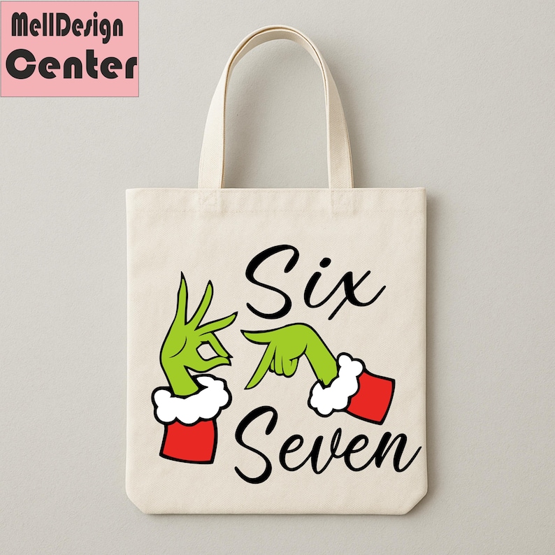 Pu&ograve; includere: Una borsa tote color crema con le parole "Six Seven" in corsivo nero. Il design include mani verdi con maniche rosse e finiture bianche, che gesticolano i numeri sei e sette. La borsa ha una forma semplice e rettangolare.