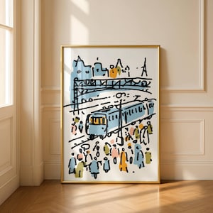 Pode incluir: Impressão de arte abstrata emoldurada em dourado. A obra retrata um comboio azul, edifícios e pessoas numa cena urbana. O estilo lembra um esboço com contornos pretos e salpicos de cor.