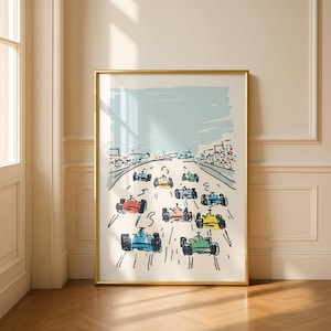 Puede incluir: Una impresión artística enmarcada que representa una carrera con coches de carreras coloridos. Los coches son de varios colores, incluyendo rojo, azul, verde y amarillo, corriendo en una pista. El fondo presenta un cielo azul claro y una multitud de espectadores.