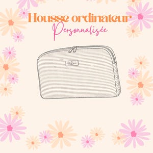 Peut inclure: Une housse d'ordinateur rectangulaire avec un motif à fines rayures horizontales et une étiquette centrale. Le texte "Housse ordinateur Personnalisée" est inscrit au-dessus, entouré d'une bordure d'illustrations de marguerites roses et pêche.