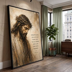 Può includere: Una stampa d'arte incorniciata raffigurante il ritratto di un uomo con la barba che indossa una corona di spine. L'opera include il testo: GREATER LOVE HAS NO ONE THAN THIS: TO LAY DOWN ONE'S LIFE FOR ONE'S FRIENDS. JOHN 15:13 in toni neutri.