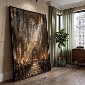 Puede incluir: Una gran impresión de arte rectangular enmarcada que representa el interior de una catedral gótica con altas columnas de piedra, filas de bancos de madera, un altar central con una cruz y luz solar entrando a través de vidrieras hacia el suelo.