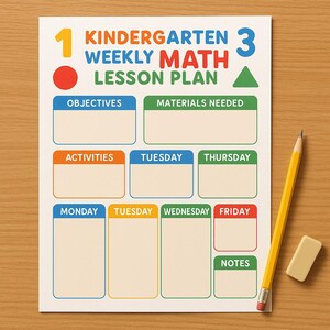 Puede incluir: Un colorido plan de lecciones de matemáticas semanales de jardín de infancia con el texto "Kindergarten Weekly Math Lesson Plan". El plan incluye secciones para objetivos, materiales, actividades y horarios diarios. Un lápiz amarillo y una goma de borrar están sobre la superficie de madera.