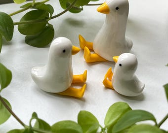 Handgemaakt eendtrio van polymeerklei en hars – schattig bureaudecor, grillig huisaccent, cadeau dierenfiguur