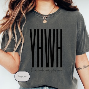 Camiseta cristã YHWH, Cada respiração proclama Seu nome, Cores Confortáveis, Camiseta minimalista de Yahweh, Roupa boho com temática religiosa, Camiseta de adoração cor marfim