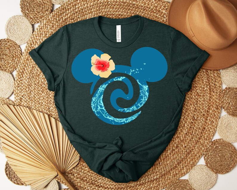 Puede incluir: Camiseta verde oscuro con una silueta azul de Mickey Mouse, una flor de hibisco y un dise&ntilde;o de agua. La camiseta est&aacute; hecha de un material suave, adecuada para uso casual.