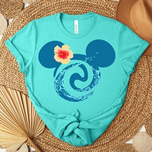 Puede incluir: Una taza de cer&aacute;mica blanca con un asa negra y el texto "But First, Coffee" en negro y en negrita. La taza est&aacute; sobre una superficie blanca. La taza mide aproximadamente 10 cm de alto.