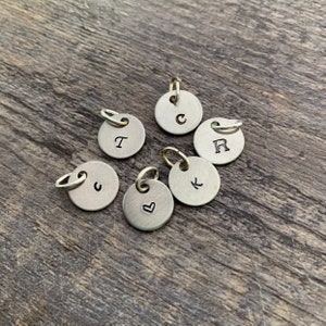 Benutzerdefinierte Hand gestempelt Aluminium 1/2 Zoll Initial Charm