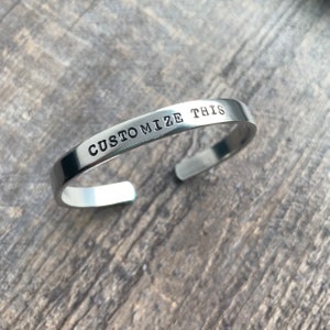 Pulseira de alumínio personalizada com carimbo manual ((nomes, datas, citações)) Pode ter MENSAGEM OCULTA