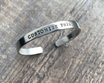 Bracelet personnalisé en aluminium estampé à la main ((noms, dates, citations)) Peut contenir des messages cachés