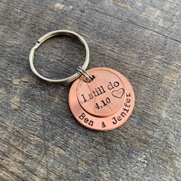 I Still Do Penny Schlüsselanhänger - Kupfer Jahrestag Hochzeitspaar Geschenk - Handgestempelter Kreis Charm mit Penny - Sie wählen das Jahr