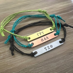 Benutzerdefinierte griechische Sorority Hand gestempelt Rechteck Charme Hanf Armband - (Wählen Sie Ihr eigenes Metall, Farbe)