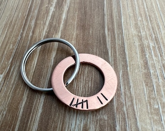 Portachiavi in rame timbrato a mano per il settimo anniversario: regalo Tally Mark