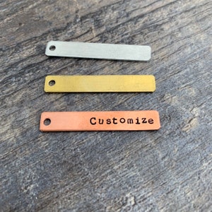 Amuleto ou etiqueta retangular de alumínio, latão ou cobre estampado à mão personalizado - 1 1/2" x 1/4"