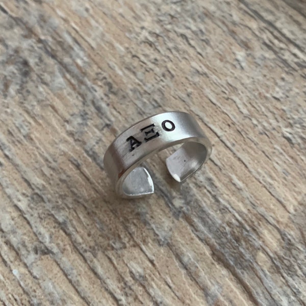 Aangepaste hand gestempelde aluminium broederschap of vrouwenclub skinny ring-voeg de Griekse naam toe