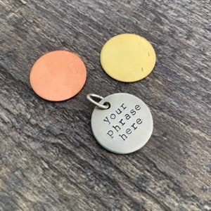 Pingente de disco de 3/4 de polegada estampado à mão personalizado em alumínio, latão ou cobre - Você personaliza - Escolha sua frase e fonte