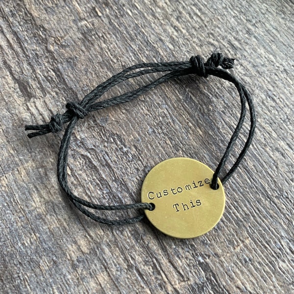 Bracelet de chanvre à charme circulaire en laiton estampillé à la main personnalisé (choisissez votre phrase, votre police et votre couleur)