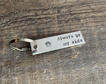 Always By My Side - Pet Memorial - Brelok aluminiowy z ręcznie wytłoczonym napisem