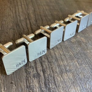 Abotoaduras quadradas de alumínio estampadas à mão personalizadas - Você personaliza - Iniciais, data, coordenadas - Presente de casamento, presente de padrinho, presentes para ele