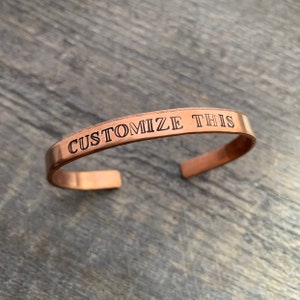 Pulseira fina de cobre estampada à mão personalizada - você personaliza - pode ter uma mensagem oculta