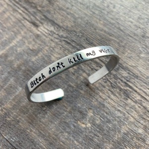 Pulsera rígida grabada a mano con la frase &quot;No me arruines el rollo&quot; (Bitch Don&#39;t Kill My Vibe) - Disponible en aluminio, cobre, latón o plata de ley.