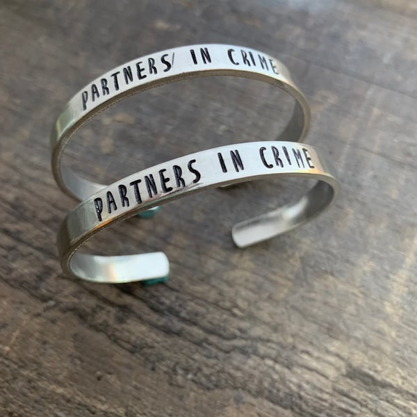 Conjunto de pulseras "Socios en el Crimen": brazaletes de mejor amigo estampados a mano en aluminio, cobre, latón y plata de ley.