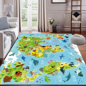 Puede incluir: Una alfombra rectangular con un diseño de mapa del mundo. Los continentes son verdes y amarillos, sobre un océano azul. El mapa está decorado con animales de dibujos animados y criaturas marinas. La alfombra está sobre un suelo de madera.