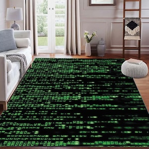 Puede incluir: Una alfombra rectangular con fondo negro y un patrón de lluvia digital verde. La alfombra, que recuerda a un código informático, está colocada sobre un suelo de madera en un salón. El diseño es adecuado para un espacio habitable.