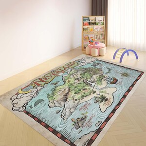 Puede incluir: Una alfombra rectangular con un mapa de Nunca Jamás, con la palabra "NEVERLAND" arqueada en la parte superior. El mapa incluye ilustraciones de puntos de referencia, un barco pirata y una rosa de los vientos, con un borde rojo y marrón.