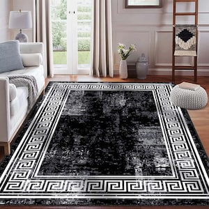 Pode incluir: Um tapete retangular preto e cinza com uma borda branca com padrão de chave grega. O tapete tem uma aparência desgastada e texturizada. O tapete está colocado sobre um piso de madeira, adicionando um toque de elegância.