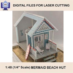 Może przedstawiać: Miniaturowy model domku na plaży syreny, przeznaczony do cięcia laserem. Domek ma niebiesko-białą kolorystykę, werandę i małą deskę surfingową. Widoczny jest tekst "DIGITAL FILES FOR LASER CUTTING". Skala to 1:48.