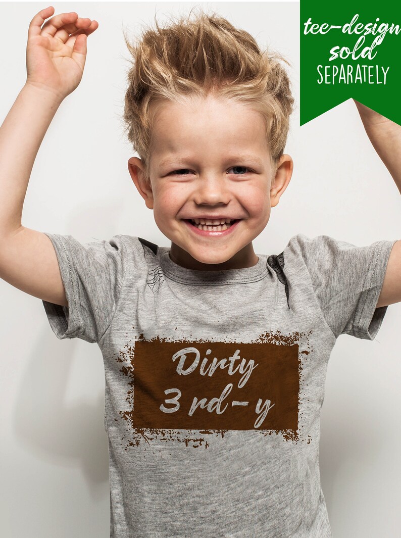 K&ouml;nnte beinhalten: Ein kleines Kind tr&auml;gt ein graues T-Shirt mit einem braunen rechteckigen Grafik, auf dem "Dirty 3 rd - y" steht.