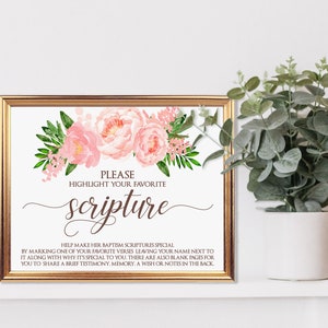 Könnte beinhalten: Ein druckbares Schild mit rosa Blumen und Grün. Das Schild sagt "Bitte markieren Sie Ihre Lieblingsstelle aus der Schrift."  Helfen Sie, ihre Tauf-Schriftstücke besonders zu machen, indem Sie eine Ihrer Lieblingsstellen markieren und Ihren Namen daneben schreiben, zusammen mit einer Erklärung, warum sie Ihnen wichtig ist. Es gibt auch leere Seiten, auf denen Sie ein kurzes Zeugnis, eine Erinnerung, einen Wunsch oder Notizen auf der Rückseite teilen können.