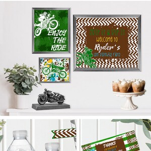 K&ouml;nnte beinhalten: Ein Set mit druckbaren Partydekorationen f&uuml;r eine Motocross-Geburtstagsparty. Das Set beinhaltet ein Banner, Cupcake-Topper, Geschenkanh&auml;nger, Wasserflaschenetiketten und ein Schild. Die Farben sind gr&uuml;n, braun, blau und gelb.