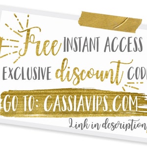 Op de afbeelding: Gouden en grijze tekst op een witte achtergrond met gouden tape-accenten. De tekst luidt "Gratis directe toegang tot exclusieve kortingscodes Ga naar: Cassiavips.com Link in de beschrijving."