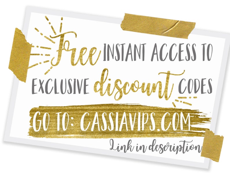 Op de afbeelding: Gouden en grijze tekst op een witte achtergrond met gouden tape-accenten. De tekst luidt "Gratis directe toegang tot exclusieve kortingscodes Ga naar: Cassiavips.com Link in de beschrijving."