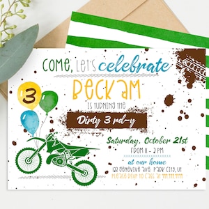 K&ouml;nnte beinhalten: Eine Geburtstagseinladung f&uuml;r einen Jungen, der drei Jahre alt wird. Die Einladung zeigt ein gr&uuml;nes Dirtbike, braune Spritzer und den Text "Come, let's celebrate Peckam is turning the Dirty 3 rd-y".