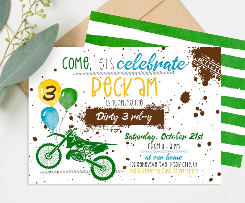 K&ouml;nnte beinhalten: Eine Geburtstagseinladung f&uuml;r einen Jungen, der drei Jahre alt wird. Die Einladung zeigt ein gr&uuml;nes Dirtbike, braune Spritzer und den Text "Come, let's celebrate Peckam is turning the Dirty 3 rd-y".