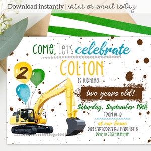 K&ouml;nnte beinhalten: Eine Geburtstagseinladung f&uuml;r einen Jungen namens Colton, der zwei Jahre alt wird. Die Einladung zeigt einen gelben Bagger mit einer Aquarell-Ballonillustration in Blau und Gr&uuml;n. Der Text lautet "Kommt, lasst uns Colton feiern, der zwei Jahre alt wird! Samstag, 19. September von 10 bis 12 Uhr bei uns zu Hause 2080 Saragossa Dr. Marinette RSVP an Cass 111.111.1111"