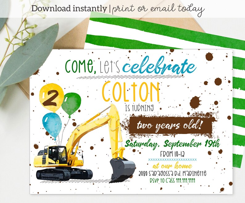 K&ouml;nnte beinhalten: Eine Geburtstagseinladung f&uuml;r einen Jungen namens Colton, der zwei Jahre alt wird. Die Einladung zeigt einen gelben Bagger mit einer Aquarell-Ballonillustration in Blau und Gr&uuml;n. Der Text lautet "Kommt, lasst uns Colton feiern, der zwei Jahre alt wird! Samstag, 19. September von 10 bis 12 Uhr bei uns zu Hause 2080 Saragossa Dr. Marinette RSVP an Cass 111.111.1111"