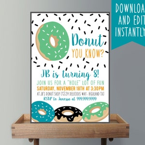 Op de afbeelding: Een printbare verjaardagsuitnodiging met een donutthema. De uitnodiging heeft een groene donut met witte sprinkels en de tekst "Donut You Know?" en "JB wordt 8!" De uitnodiging bevat ook de tekst "Join us for a "hole" lot of fun Zaterdag 18 november om 15:30 uur bij JB's Donut Shop 1234 Delicious Way, Highland TX3 RSVP aan Janessa op 999.999.9999".