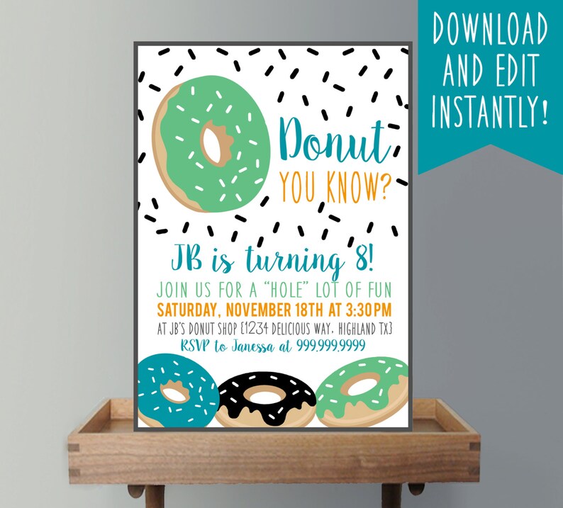 Op de afbeelding: Een printbare verjaardagsuitnodiging met een donutthema. De uitnodiging heeft een groene donut met witte sprinkels en de tekst "Donut You Know?" en "JB wordt 8!" De uitnodiging bevat ook de tekst "Join us for a "hole" lot of fun Zaterdag 18 november om 15:30 uur bij JB's Donut Shop 1234 Delicious Way, Highland TX3 RSVP aan Janessa op 999.999.9999".