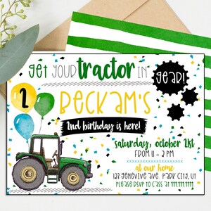 K&ouml;nnte beinhalten: Ein gr&uuml;ner Traktor mit einem gelben Ballon mit der Nummer eins und blauen Ballons. Der Text auf der Einladung lautet "Get your tractor in gear! Peckam's 2nd birthday is here! Saturday, October 2st from 11-2 PM at our home 123 Genevieve Ave. Park City, UT Please RSVP to Cass at 111.111.1111"