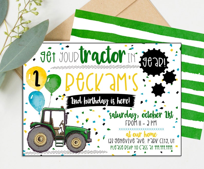 K&ouml;nnte beinhalten: Ein gr&uuml;ner Traktor mit einem gelben Ballon mit der Nummer eins und blauen Ballons. Der Text auf der Einladung lautet "Get your tractor in gear! Peckam's 2nd birthday is here! Saturday, October 2st from 11-2 PM at our home 123 Genevieve Ave. Park City, UT Please RSVP to Cass at 111.111.1111"