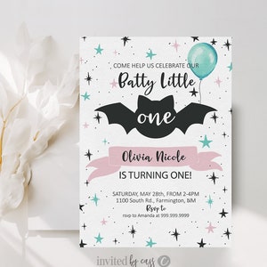Puede incluir: Una invitación a una fiesta de cumpleaños de "Batty Little One" con un murciélago negro y una pancarta rosa que dice "Olivia Nicole cumple un año!" La invitación tiene un globo azul y un fondo blanco con estrellas rosas y azules.
