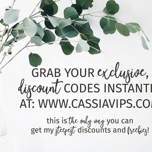 K&ouml;nnte beinhalten: Ein wei&szlig;er Hintergrund mit einem Zweig Gr&uuml;nzeug in einer klaren Glasvase. Der Text lautet: "GRAB YOUR exclusive, discount CODES INSTANTLY AT: WWW.CASSIAVIPS.COM this is the only way you can get my steepest discounts and freebies!"