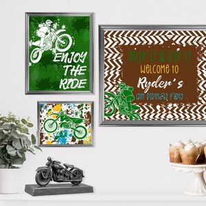 K&ouml;nnte beinhalten: Drei gerahmte Drucke mit einem Motocross-Thema. Der obere Druck hat einen gr&uuml;nen Hintergrund mit wei&szlig;en Spritzern und einer wei&szlig;en Silhouette eines Motocross-Fahrers. Der Text "Enjoy the Ride" ist in Wei&szlig;. Der mittlere Druck hat einen braunen Hintergrund mit wei&szlig;en Chevron-Mustern und dem Text "Whip it & Dip it Welcome to Ryder's 7th Birthday Party". Der untere Druck hat einen bunten Hintergrund mit wei&szlig;en Spritzern und einer wei&szlig;en Silhouette eines Motocross-Fahrers.