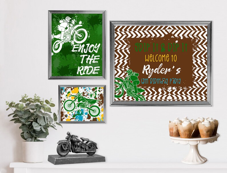 K&ouml;nnte beinhalten: Drei gerahmte Drucke mit einem Motocross-Thema. Der obere Druck hat einen gr&uuml;nen Hintergrund mit wei&szlig;en Spritzern und einer wei&szlig;en Silhouette eines Motocross-Fahrers. Der Text "Enjoy the Ride" ist in Wei&szlig;. Der mittlere Druck hat einen braunen Hintergrund mit wei&szlig;en Chevron-Mustern und dem Text "Whip it & Dip it Welcome to Ryder's 7th Birthday Party". Der untere Druck hat einen bunten Hintergrund mit wei&szlig;en Spritzern und einer wei&szlig;en Silhouette eines Motocross-Fahrers.